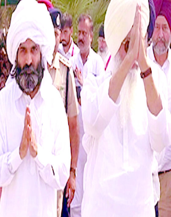 Beas Dera chief Baba Gurinder Singh Dhillon performed the turban ceremony and handed over the throne to the new chief